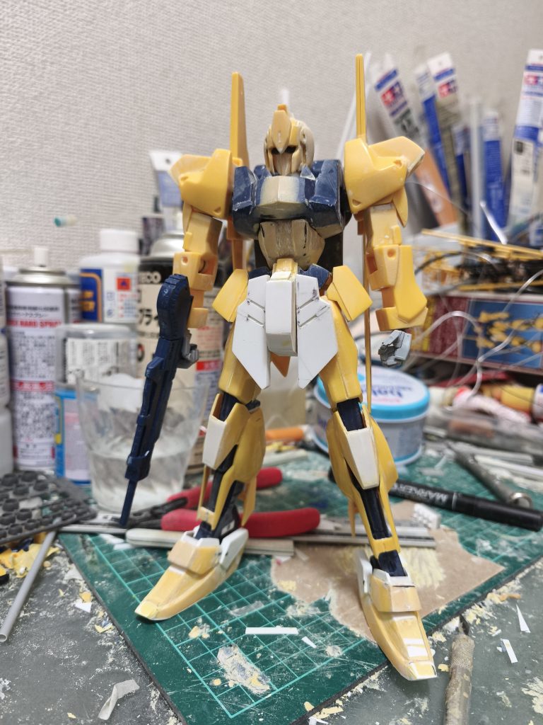 頭はフェイス部分をおゆまるで型取り後にエポパテでコピーしたものを削りこみで小型化、ヘルメットと別にしてます。フロントアーマーはプラ板の積層。