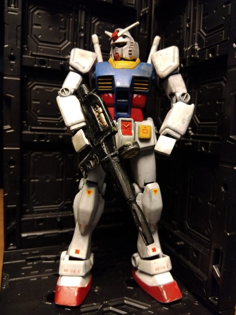 自分なりに感じたのが、可動は少ないけども、エントリーグレードに近い感がありましたよー👍️デガールを追加しました…山田化学さんのディスプレイベースにGUNDAMを置いてみました！次は、ベースを彩色します😊