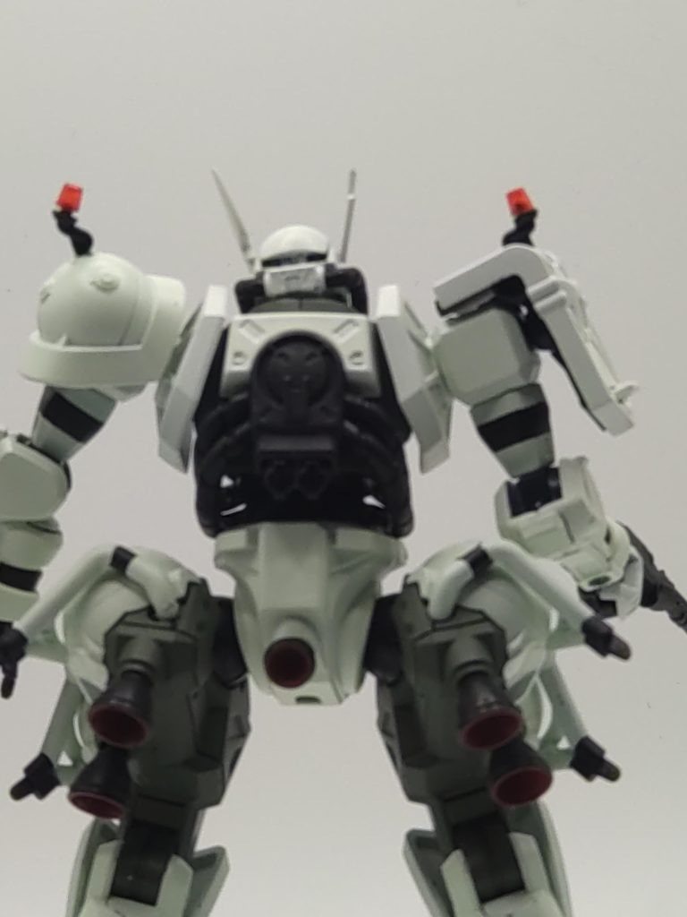 背中で語る図。今回はパーツも非常に細かくて、素組みの段階から老眼モード発動で難儀しました。またバックパックもなく、胴体部分も身が詰まっていたのでLEDを仕込むスペースを諦めました。本当は肩の回転灯を光らせたかったのですが・・・