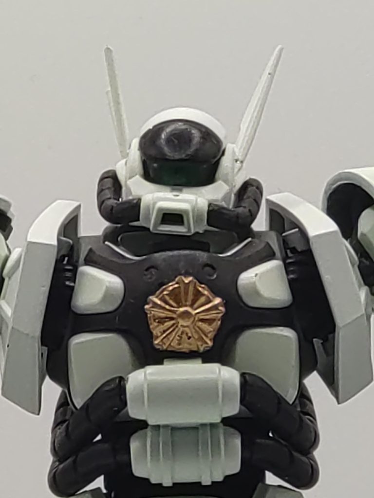 そんなこんなでそれっぽくなったと思います。モノアイはバイザーに変更するためレジンで自作しました。同じく警〇庁のマークも自作しました。なかなかの男前になったと自負しています。&nbsp;