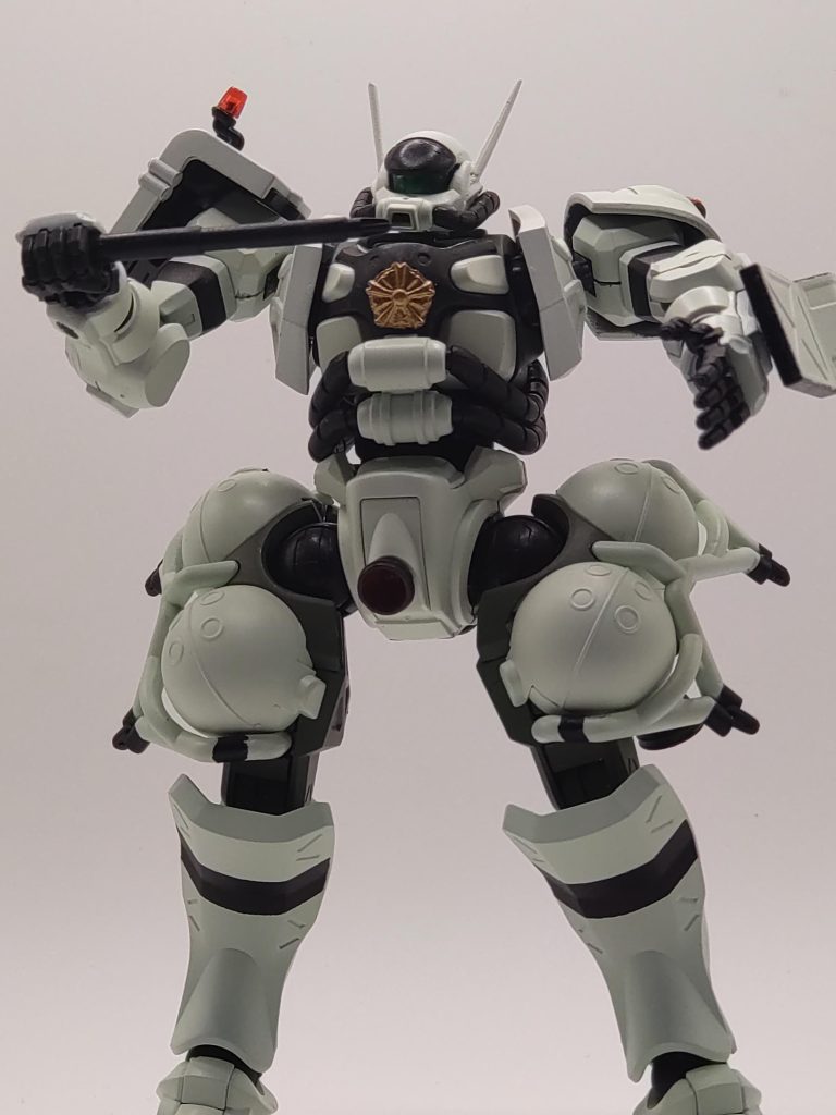 こちらの方がまだ優しい感じがします。何度も色を塗り重ねるために分解を重ねたので、合わせ目消しを途中で断念してしまいました・・・