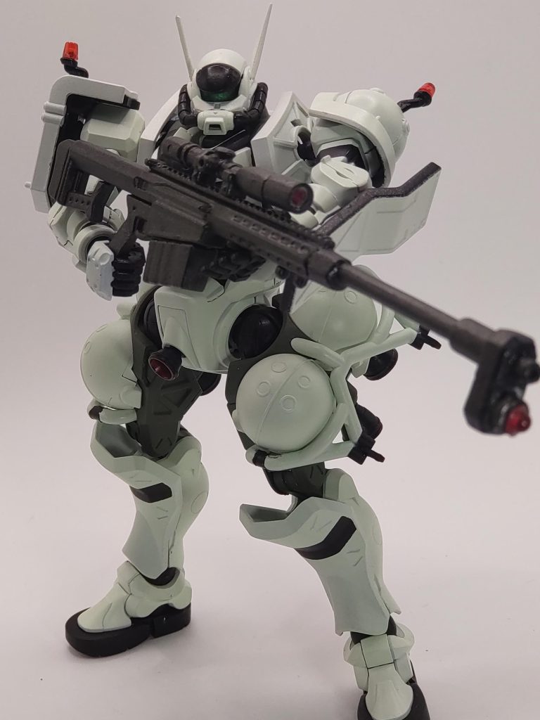 調子に乗って別件で改造してた長距離ライフルを持たせてみました。アニメ本編ではほぼ活躍する場面が見られなかった軍警ザクですが、なぜか主役機たちよりもこちらを作りたくなってしまったので思いっきり妄想設定で作製しました。