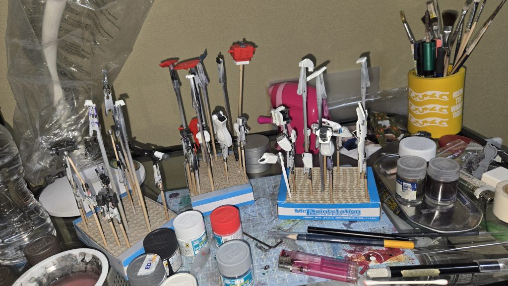 作品名：紅白に向けて…<p>ボチボチやってたのですがようやく目処がつきました😅しかし紅白の紹介文は誰の事を書いてるのだろう？ほぼ当てはまらないのだか(笑) それにしても机汚ないなぁ…明日こそ掃除しなければ😥</p>
