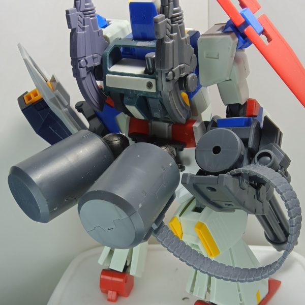 若かりし頃にシルバーのアクセサリーをジャラジャラ付けていた頃があったのですが、その時よく言われてたのが「寂しがり屋さんなんだねー」って言われてんですよねー“骨”　が作るガンプラは最近重武装が多いのですが、寂しがり屋なトコが出ちゃったかなと思う今日この頃です（笑）まぁ、“骨”　のセンスが全開でこうなります左手にシールドも付けてやりました（2枚目）