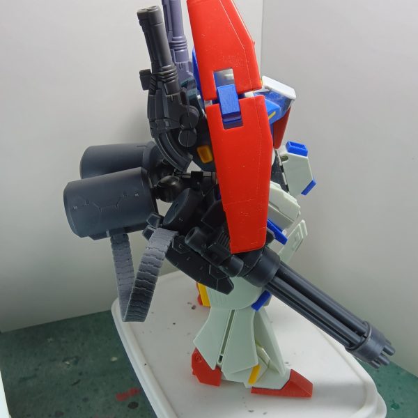 若かりし頃にシルバーのアクセサリーをジャラジャラ付けていた頃があったのですが、その時よく言われてたのが「寂しがり屋さんなんだねー」って言われてんですよねー“骨”　が作るガンプラは最近重武装が多いのですが、寂しがり屋なトコが出ちゃったかなと思う今日この頃です（笑）まぁ、“骨”　のセンスが全開でこうなります左手にシールドも付けてやりました（4枚目）