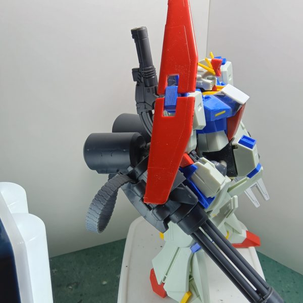 若かりし頃にシルバーのアクセサリーをジャラジャラ付けていた頃があったのですが、その時よく言われてたのが「寂しがり屋さんなんだねー」って言われてんですよねー“骨”　が作るガンプラは最近重武装が多いのですが、寂しがり屋なトコが出ちゃったかなと思う今日この頃です（笑）まぁ、“骨”　のセンスが全開でこうなります左手にシールドも付けてやりました（3枚目）