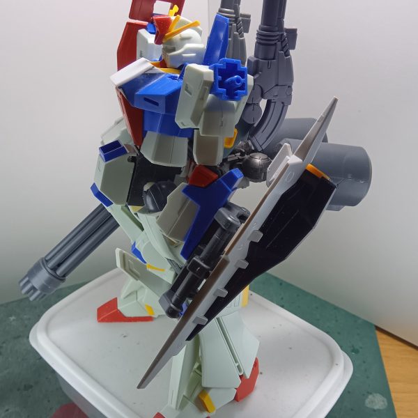 若かりし頃にシルバーのアクセサリーをジャラジャラ付けていた頃があったのですが、その時よく言われてたのが「寂しがり屋さんなんだねー」って言われてんですよねー“骨”　が作るガンプラは最近重武装が多いのですが、寂しがり屋なトコが出ちゃったかなと思う今日この頃です（笑）まぁ、“骨”　のセンスが全開でこうなります左手にシールドも付けてやりました（7枚目）