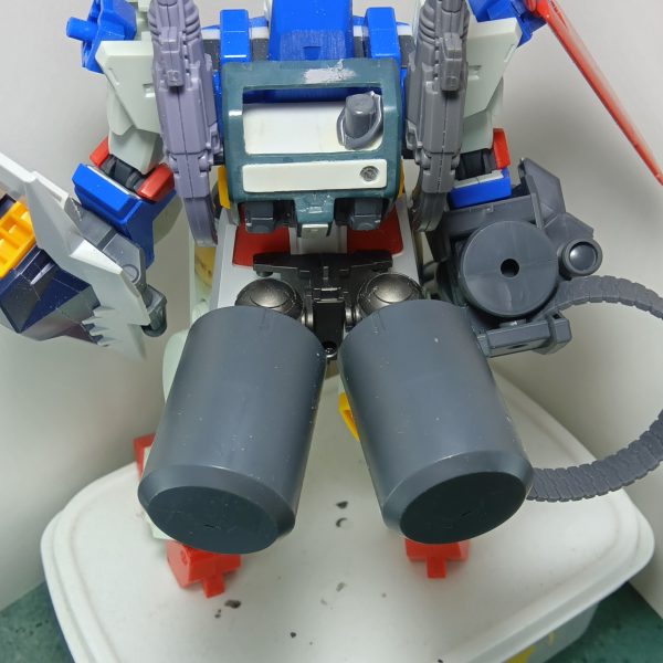 若かりし頃にシルバーのアクセサリーをジャラジャラ付けていた頃があったのですが、その時よく言われてたのが「寂しがり屋さんなんだねー」って言われてんですよねー“骨”　が作るガンプラは最近重武装が多いのですが、寂しがり屋なトコが出ちゃったかなと思う今日この頃です（笑）まぁ、“骨”　のセンスが全開でこうなります左手にシールドも付けてやりました（5枚目）