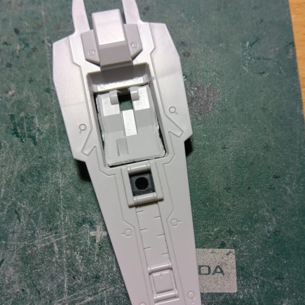 ダブルゼータに取り付けたシールドは元はガンダムヘイズルの物であります今回ダブルゼータは陸戦型のつもりで進めているのでブースタはいらねーだろって思ってブースタ部分を切っちゃいましたまたシールド裏にポケット状のディテールがあるのでホントに切り抜き、ここにビームサーベル的なものを仕込んでやろうと計画中であります（4枚目）