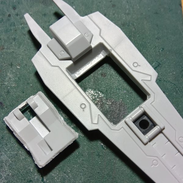 ダブルゼータに取り付けたシールドは元はガンダムヘイズルの物であります今回ダブルゼータは陸戦型のつもりで進めているのでブースタはいらねーだろって思ってブースタ部分を切っちゃいましたまたシールド裏にポケット状のディテールがあるのでホントに切り抜き、ここにビームサーベル的なものを仕込んでやろうと計画中であります（5枚目）