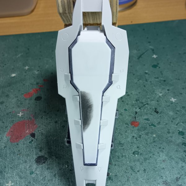 ダブルゼータに取り付けたシールドは元はガンダムヘイズルの物であります今回ダブルゼータは陸戦型のつもりで進めているのでブースタはいらねーだろって思ってブースタ部分を切っちゃいましたまたシールド裏にポケット状のディテールがあるのでホントに切り抜き、ここにビームサーベル的なものを仕込んでやろうと計画中であります（2枚目）