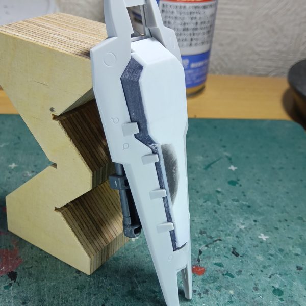 ダブルゼータに取り付けたシールドは元はガンダムヘイズルの物であります今回ダブルゼータは陸戦型のつもりで進めているのでブースタはいらねーだろって思ってブースタ部分を切っちゃいましたまたシールド裏にポケット状のディテールがあるのでホントに切り抜き、ここにビームサーベル的なものを仕込んでやろうと計画中であります（3枚目）