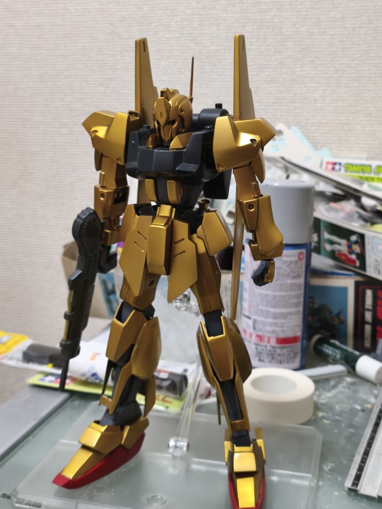 当初本体の金色はクレオスさんのスーパーリッチゴールド+クリアイエローで吹いたのですが、ちょっとイメージと違う…