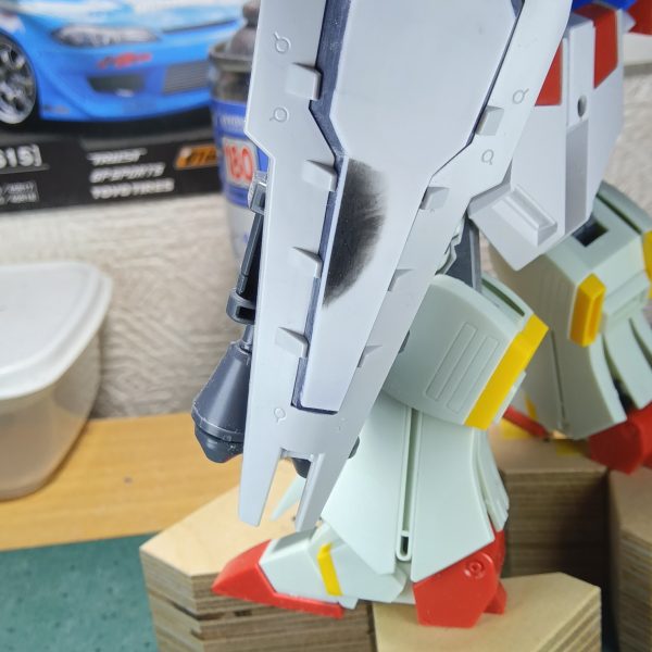 有名な陸戦型サザビーのシールドにこんな感じでシュツルムファストがマウントされてたと思うのでマネして付けてやりました以前ジムクゥエルにも同じようにシュツルムファストを取り付けしてるのですが、今回は陸戦型サザビーをオマージュしてです（笑）チラ見えするのがカッコいいんですけど、シールドで防御したときに誘爆しちゃいそうですよねぇ〜（笑）（2枚目）