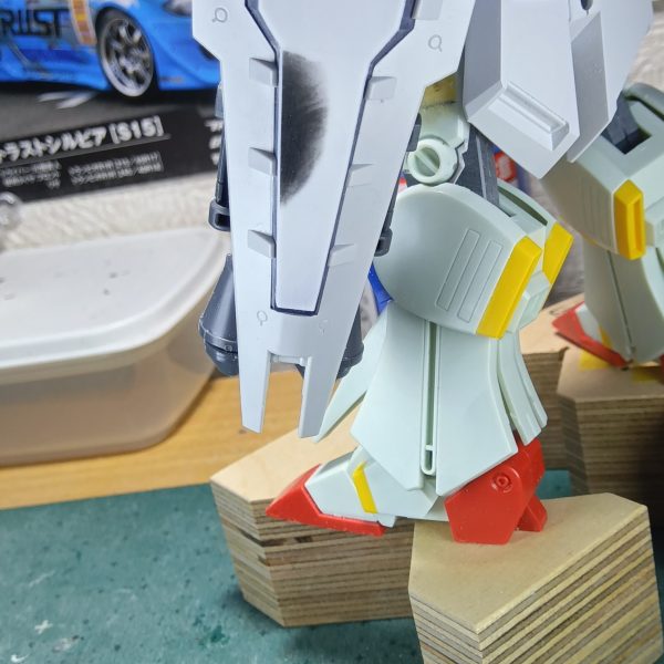 有名な陸戦型サザビーのシールドにこんな感じでシュツルムファストがマウントされてたと思うのでマネして付けてやりました以前ジムクゥエルにも同じようにシュツルムファストを取り付けしてるのですが、今回は陸戦型サザビーをオマージュしてです（笑）チラ見えするのがカッコいいんですけど、シールドで防御したときに誘爆しちゃいそうですよねぇ〜（笑）（3枚目）