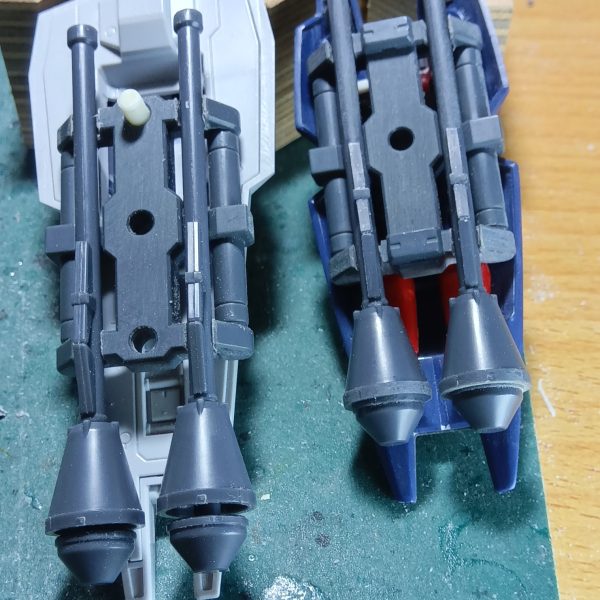 有名な陸戦型サザビーのシールドにこんな感じでシュツルムファストがマウントされてたと思うのでマネして付けてやりました以前ジムクゥエルにも同じようにシュツルムファストを取り付けしてるのですが、今回は陸戦型サザビーをオマージュしてです（笑）チラ見えするのがカッコいいんですけど、シールドで防御したときに誘爆しちゃいそうですよねぇ〜（笑）（4枚目）