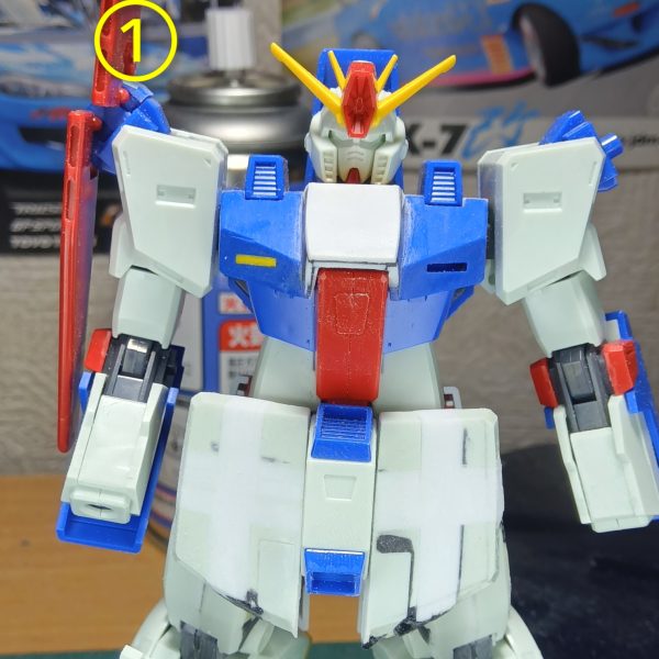 フロントスカートアーマーはもっと大きい方が陸戦型のイメージなのかもしれませんが………せっかくムチムチさせた太ももを見せたいと思うのでこれくらいにしておきました縦方向に７ミリ伸ばし、横方向に５ミリ幅増ししたのが①の写真ですどこか野球のベースに見えてしょうがないので、ちょっと形を整えてたのが②の写真になります （2枚目）