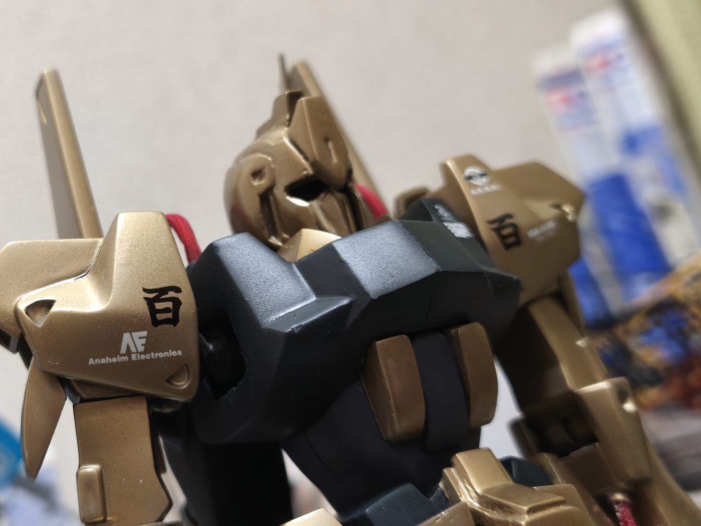 金色はパールを混ぜてますので光の当たり具合によって表情が変わります。身体のグレー部分はツヤ消しにしてコントラストが出るように。