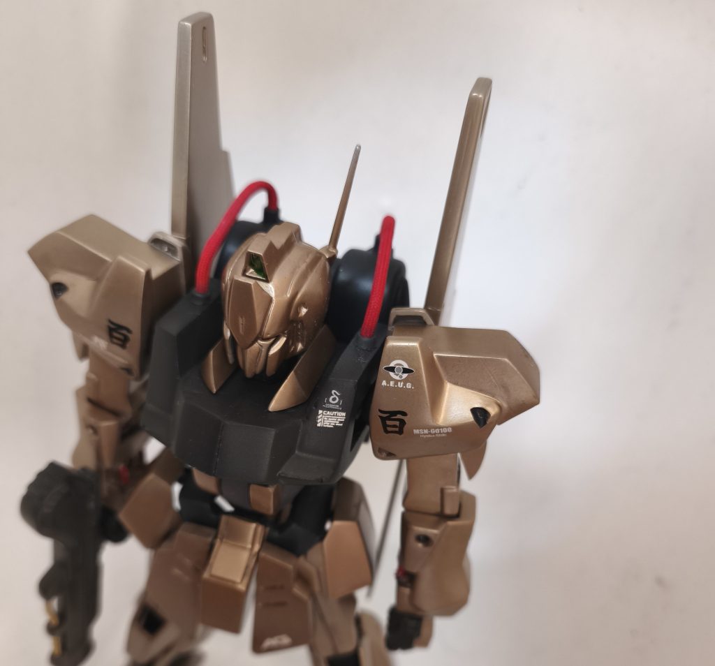 上半身、本体の金色をアピールしたかったのでデカールは少な目にしてます