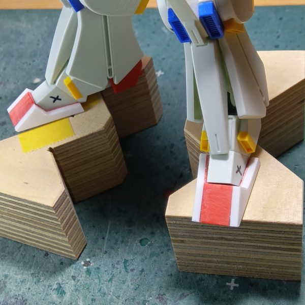 つま先を4ミリ幅増ししましたつま先を幅増ししたので足の甲に当たるパーツ（☓印のトコ）も幅増ししたいのですが………先日スジボリ堂さんのＲＰカッターなるモノを購入いたしまして、現在配送待ちなのですが、到着したらすぐ使いたいのでプラ板切り出しの作業を温存してたりするんですよねぇ（笑）ＲＰカッターはいいお値段するので正直購入するまで半年間ほど悩みましたが精度の高いプラ板が切り出せるとのことなので思い切って購入しちゃいました到着が待ち遠しくて仕方ありません（笑）つま先を幅増ししたことによってかなりイメージが変わり　“骨（こつ）”　の理想とするダブルゼータにだいぶん近づいてきました（5枚目）