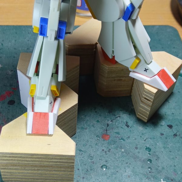 つま先を4ミリ幅増ししましたつま先を幅増ししたので足の甲に当たるパーツ（☓印のトコ）も幅増ししたいのですが………先日スジボリ堂さんのＲＰカッターなるモノを購入いたしまして、現在配送待ちなのですが、到着したらすぐ使いたいのでプラ板切り出しの作業を温存してたりするんですよねぇ（笑）ＲＰカッターはいいお値段するので正直購入するまで半年間ほど悩みましたが精度の高いプラ板が切り出せるとのことなので思い切って購入しちゃいました到着が待ち遠しくて仕方ありません（笑）つま先を幅増ししたことによってかなりイメージが変わり　“骨（こつ）”　の理想とするダブルゼータにだいぶん近づいてきました（6枚目）