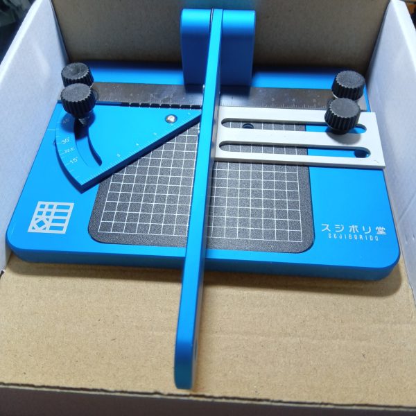 ＲＰカッターが届いたので早速使用してみたのですが、今までは定規とフツーのカッターを使って切り出していたので、この角度の付いたプラ板を8枚も切り出すと１時間くらいかかっていましたが、ＲＰカッターなら5分で切り出せました仕事が早く精度の高いプラ板が素早く大量生産できるこの道具はもう手放せないですねさらに頭部の目つきが悪くなるようにヘルメットがを下げる加工をして悪人ヅラっぽくなるようにしてやりました（2枚目）