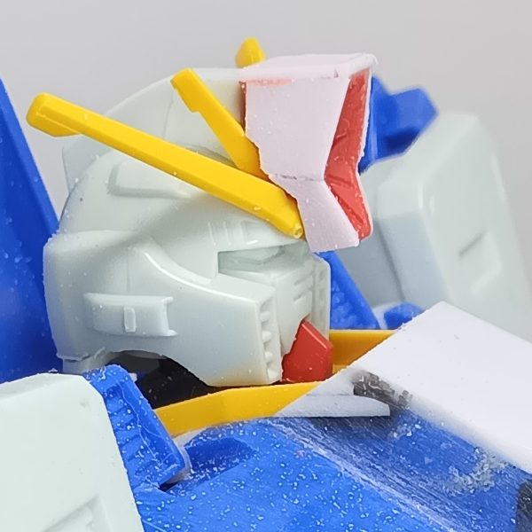 昨日からスネの部分にプラ棒貼り付けてヤスリで削って二日がかりで形を出したんですが………カッコよくならない………隙間からインナーフレームが見えるのがイヤだったのでこの形にしてみたのですが、いかんせんカッコよくありまぬ………😑うーん、なんか違う方向でカッコよくならんかなー先日上げた顔の写真、違う角度から見たらさらにイケメンだったので見てやってください（笑）（3枚目）