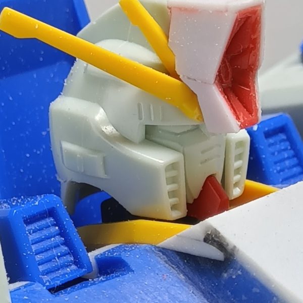 昨日からスネの部分にプラ棒貼り付けてヤスリで削って二日がかりで形を出したんですが………カッコよくならない………隙間からインナーフレームが見えるのがイヤだったのでこの形にしてみたのですが、いかんせんカッコよくありまぬ………😑うーん、なんか違う方向でカッコよくならんかなー先日上げた顔の写真、違う角度から見たらさらにイケメンだったので見てやってください（笑）（2枚目）