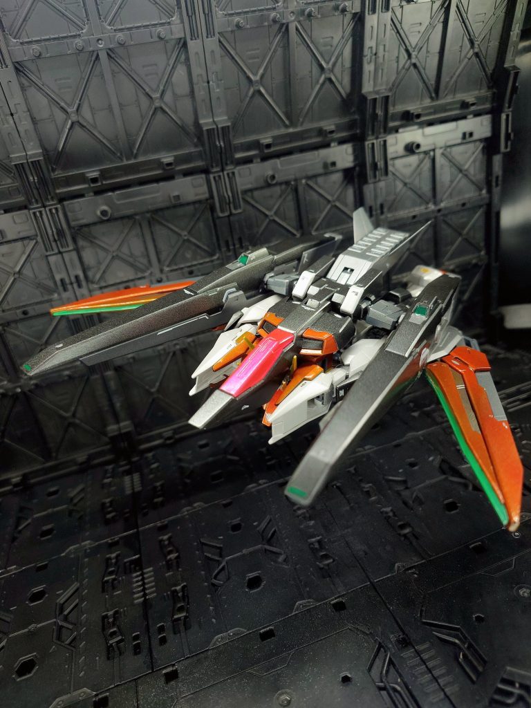 塗り分けお気に入りポイント2コックピットのキャノピー部分は表クリアレッド、裏シルバーで塗装しました。先日出張の合間に東京ガンベに寄った際、クリアガンプラの作例指南のディスプレイで紹介されていたテクを実践！クリアガンプラって避け気味だったんですけど一手間でグッと変わりますね😆