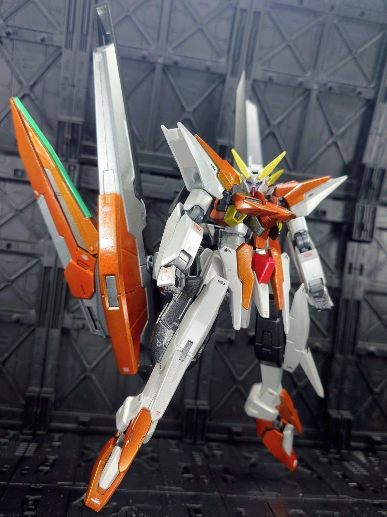 塗装はチタニウムフィニッシュっぽい感じをイメージ！フレームは安定のガイアのスターブライトアイアンとガンメタサフ。白外装はスターブライトシルバーだけだと銀が強すぎたのでアルティメットホワイトとシアン少々を加えてやや青みのある白銀に。