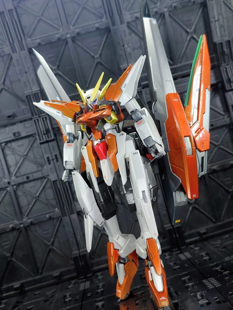 メイン外装のオレンジは以前ガーベラで挑戦したキャンディにしてみることに！黒下地、メタリック、赤と黄色の水性クリア塗料でオレンジを調色して吹いたのですが、青の時に比べて発色がむずかしく、結果ただのメタリック調に😅メタリックもかっこ良いのですが、暖色キャンディのコツとかあれば教えて欲しいです🙏