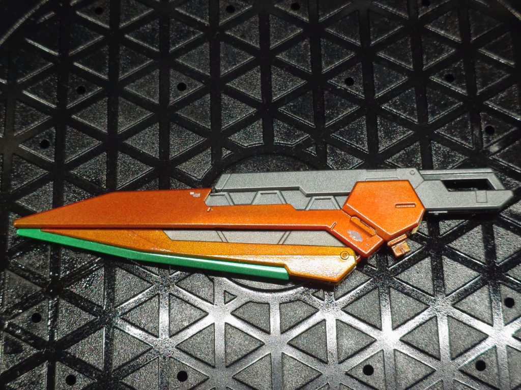 塗り分けお気に入りポイント1ライフルの刃部分は無色のクリアなんですが、一旦薄くシルバーを吹いてからクリアグリーンで色付けしました。真ん中のグレー部はシール使わずに仕上げたかったのでマスキングして塗り分け。マスキング上達してきたなぁと自画自賛です（笑）