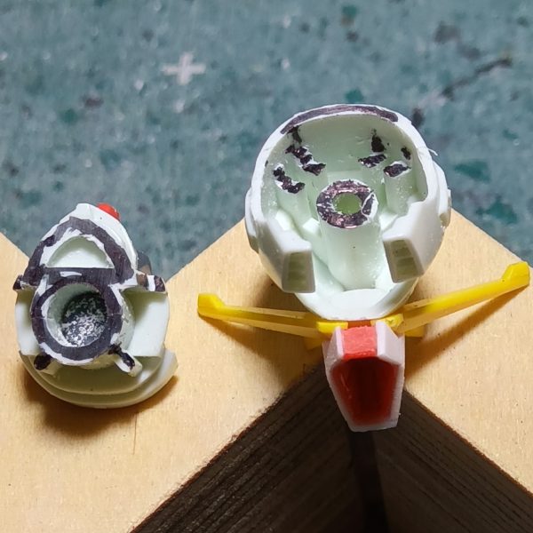 みなさまどーもお久しぶりでございます実はワタクシ、プラ活中に自分の指をカッターで切ってしまいまして、いや、もう治ったんですが、しばらくテンションが上がらずガンスタに投稿を上げる気になれなかったのですよ😅とはいえ製作の手は一切止めずに進めていたので久々の投稿になりますどーにも自分好みにならなかったスネは全く違う形状にしましたスネ部はＭＧ武者ガンダムから拝借、アンクルガードは旧キットのギラドーガがら摘出しましたなお、カカトは後ハメできるように矢印部分を切りかいてやりました以前投稿した顔がいかつくなるのは黒く塗った部分を削ることでできるようになりますプラモ製作は刃物でケガをすることがあると自覚していたのに、忙しい年末にやらかしてしまいましたみなさまもどうかケガにはお気を付け下さいませご安全に（6枚目）