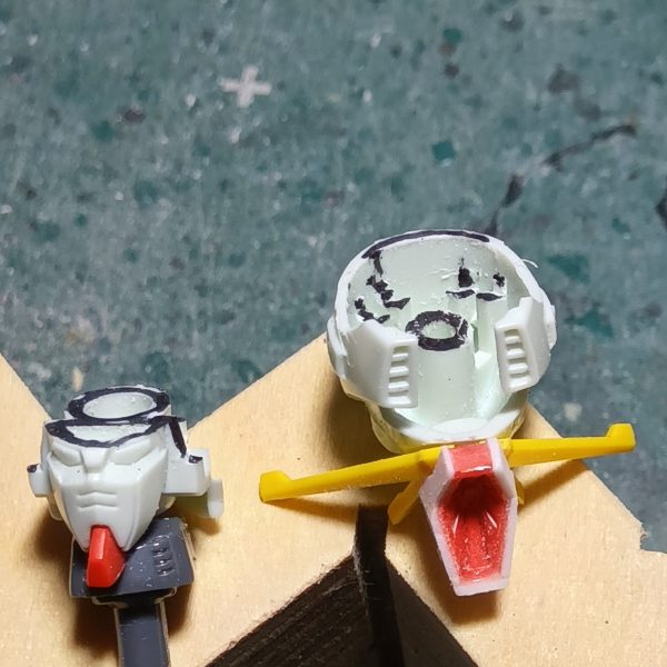 みなさまどーもお久しぶりでございます実はワタクシ、プラ活中に自分の指をカッターで切ってしまいまして、いや、もう治ったんですが、しばらくテンションが上がらずガンスタに投稿を上げる気になれなかったのですよ😅とはいえ製作の手は一切止めずに進めていたので久々の投稿になりますどーにも自分好みにならなかったスネは全く違う形状にしましたスネ部はＭＧ武者ガンダムから拝借、アンクルガードは旧キットのギラドーガがら摘出しましたなお、カカトは後ハメできるように矢印部分を切りかいてやりました以前投稿した顔がいかつくなるのは黒く塗った部分を削ることでできるようになりますプラモ製作は刃物でケガをすることがあると自覚していたのに、忙しい年末にやらかしてしまいましたみなさまもどうかケガにはお気を付け下さいませご安全に（7枚目）