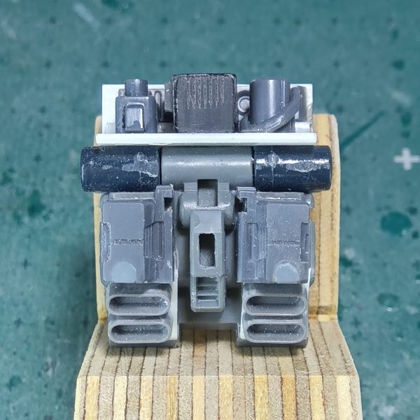 バックパックはＭＧザクⅡのモノですその昔は簡単にガンプラが買えていたのでちょっと手を付けては飽きてすぐジャンクボックスに投入していたのですよねー若かったからからもあるかもしれませんが今思うともったいないことしてましたねぇ😅なので供養の意味も込めて今回使用しますゴチャゴチャしてる感じが好きなのでいろんなジャンクパーツをゴチャっとさせてます（3枚目）