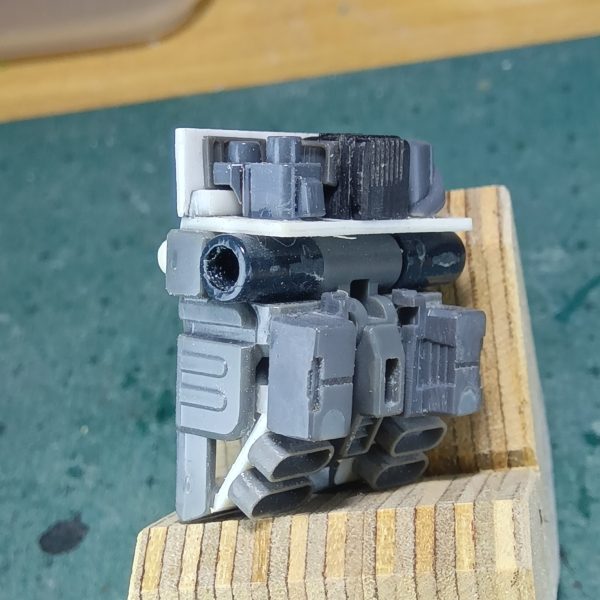 バックパックはＭＧザクⅡのモノですその昔は簡単にガンプラが買えていたのでちょっと手を付けては飽きてすぐジャンクボックスに投入していたのですよねー若かったからからもあるかもしれませんが今思うともったいないことしてましたねぇ😅なので供養の意味も込めて今回使用しますゴチャゴチャしてる感じが好きなのでいろんなジャンクパーツをゴチャっとさせてます（4枚目）