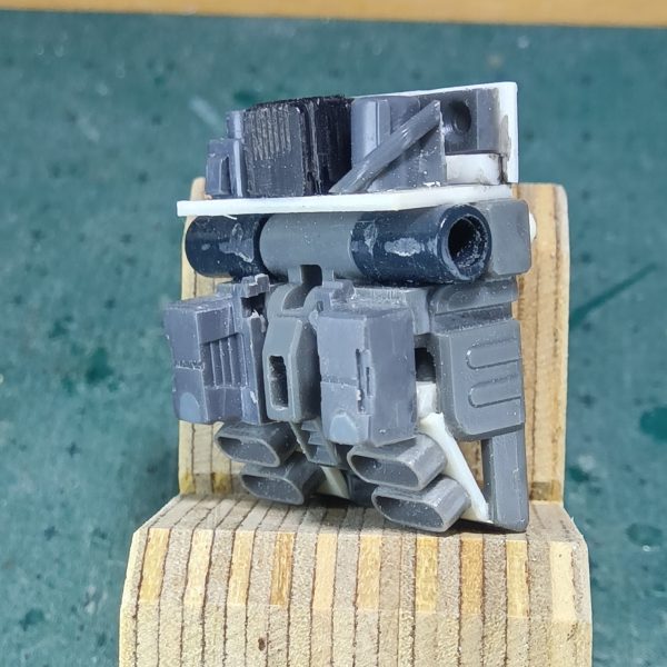 バックパックはＭＧザクⅡのモノですその昔は簡単にガンプラが買えていたのでちょっと手を付けては飽きてすぐジャンクボックスに投入していたのですよねー若かったからからもあるかもしれませんが今思うともったいないことしてましたねぇ😅なので供養の意味も込めて今回使用しますゴチャゴチャしてる感じが好きなのでいろんなジャンクパーツをゴチャっとさせてます（5枚目）