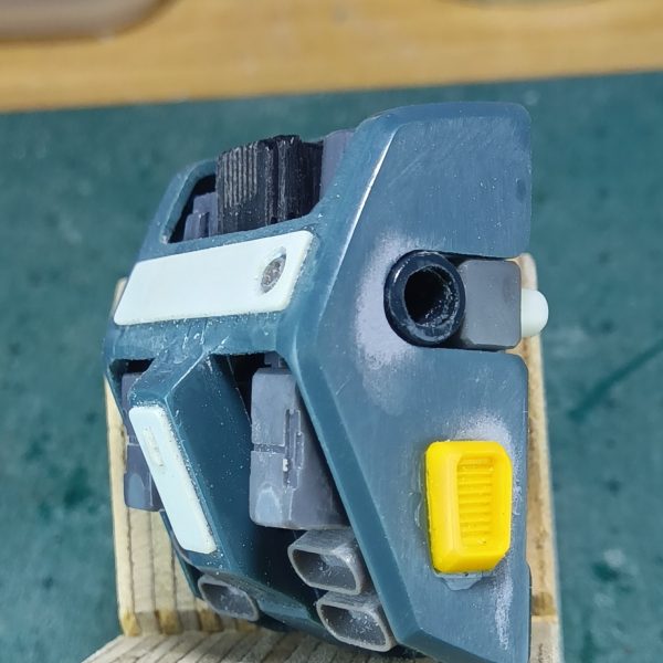 バックパックはＭＧザクⅡのモノですその昔は簡単にガンプラが買えていたのでちょっと手を付けては飽きてすぐジャンクボックスに投入していたのですよねー若かったからからもあるかもしれませんが今思うともったいないことしてましたねぇ😅なので供養の意味も込めて今回使用しますゴチャゴチャしてる感じが好きなのでいろんなジャンクパーツをゴチャっとさせてます（6枚目）