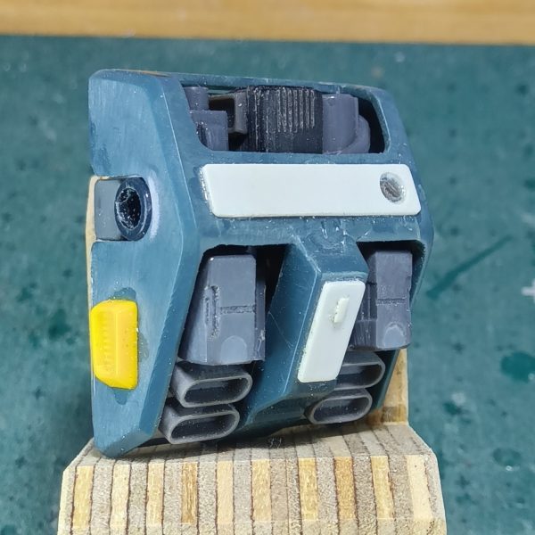 バックパックはＭＧザクⅡのモノですその昔は簡単にガンプラが買えていたのでちょっと手を付けては飽きてすぐジャンクボックスに投入していたのですよねー若かったからからもあるかもしれませんが今思うともったいないことしてましたねぇ😅なので供養の意味も込めて今回使用しますゴチャゴチャしてる感じが好きなのでいろんなジャンクパーツをゴチャっとさせてます（7枚目）