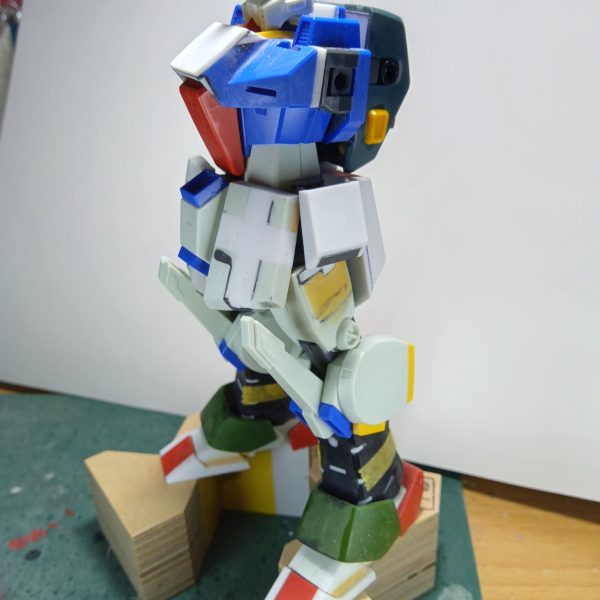 まだ左側だけですがスカートサイドアーマーをジムクゥエル（プラ板で囲っちゃってほとんど見えませんが………）のモノに入れ替えちゃいました股関節をリバイブグフのモノにしたことでダブルゼータのサイドアーマーを固定する方法がなくなったことと、自分好みの形ではなかったので交換しました（4枚目）