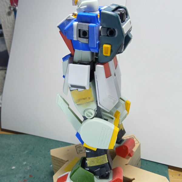 まだ左側だけですがスカートサイドアーマーをジムクゥエル（プラ板で囲っちゃってほとんど見えませんが………）のモノに入れ替えちゃいました股関節をリバイブグフのモノにしたことでダブルゼータのサイドアーマーを固定する方法がなくなったことと、自分好みの形ではなかったので交換しました（2枚目）