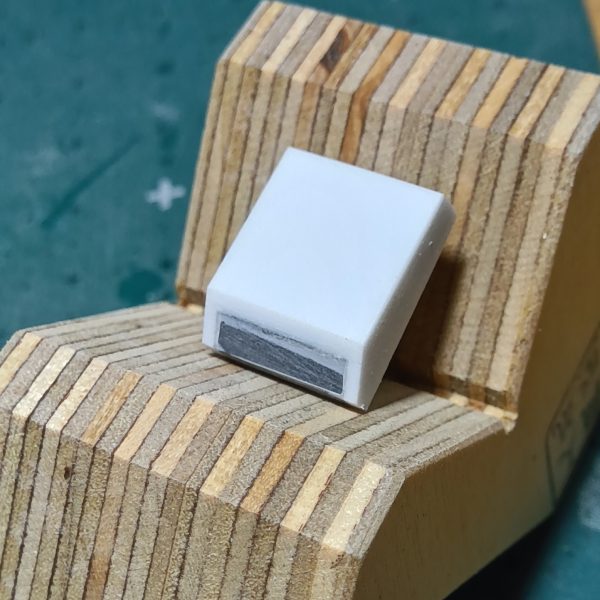 まだ左側だけですがスカートサイドアーマーをジムクゥエル（プラ板で囲っちゃってほとんど見えませんが………）のモノに入れ替えちゃいました股関節をリバイブグフのモノにしたことでダブルゼータのサイドアーマーを固定する方法がなくなったことと、自分好みの形ではなかったので交換しました（5枚目）