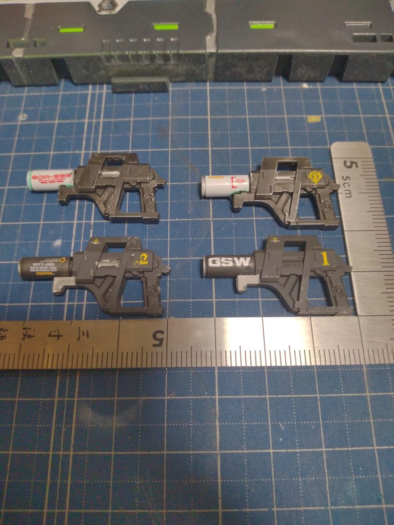 カスタムスプレーガンの銃身延長に1/35ランバ・ラル独立遊撃隊セットの薬莢を3mmピンバイスで径を拡げリューターで整え接着デカールは余り物を⋯工作してて一番楽しかった