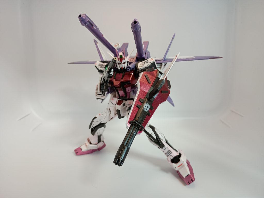 正面コンバインドシールドはHGなので塗り分け塗装で苦労しました。