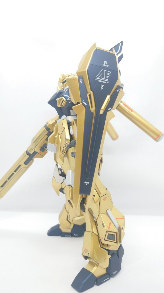 メインカラーのゴールドはスターブライトゴールドを下地にちょっとした思いつきで所々シルバーのラインデカールを貼ってその上からGXクリアゴールドを重ねています。