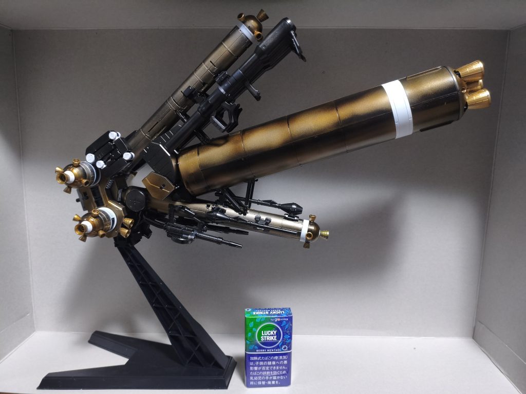 巨大スラスターの塗装工程としては基本下地黒　→　シルバー　→　クリアブラウンザク本体の塗装工程は以前ナイチンゲール作った時のディープクリアレッドからクリアルージュを重ねて、MAZDAの鮮やかな赤を目指しております😊