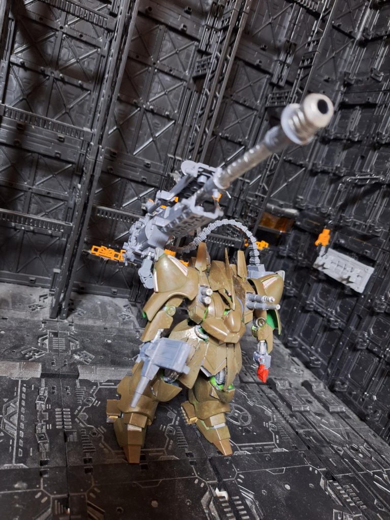 確か、スケールモデルの自走砲か何かをキャノンとして背負わせてあったように思いますが、私は当時マークIIのバズーカをくっつけていたと思います。