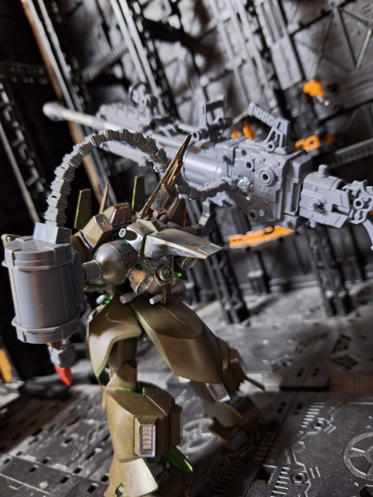 ホビージャパンの作例は、迷彩だったと思いますが、自分は無理なので、大量に余っているガンダムマーカーのブラウングリーンで塗りました。ところが、ムラ&裏塗り忘れだらけが写真で気づきました。