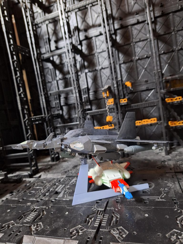 ククルス・ドアンの島のセイラさんコアブースターに憧れ、皆さんの作例も拝見しながら、旧キット1/144コアブースターをオークションで探し２個購入しました。ところが、私にはニコイチスクラッチは無理では？と思いだし、どうするか悩んでいました。