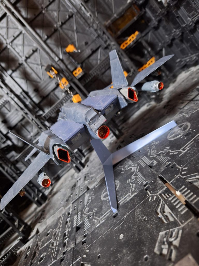 ブースターあるし、ランディングギアもあるし、モビルスーツ用のトップハンドルとフットレストもあるし最高じゃん！！となりました。また、足付きの陸戦型ジオングにしたことで、接続凸が太くて持て余していたHGジオング付属アクションベースを接続穴ごと移植して活用し、また、余り活用でスッキリしました。なお、羽は、コアブースターっぽく見えるように入れ替えて取り付けてます。